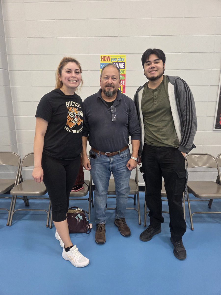 MatturroMEd's tweet image. Another great volleyball 🏐 match vs @KennedyCougs!!! #funtimes And how about these family &amp;amp; fans coming to support @HicksTigers Volleybrawlers!! #StillUndefeated 💪