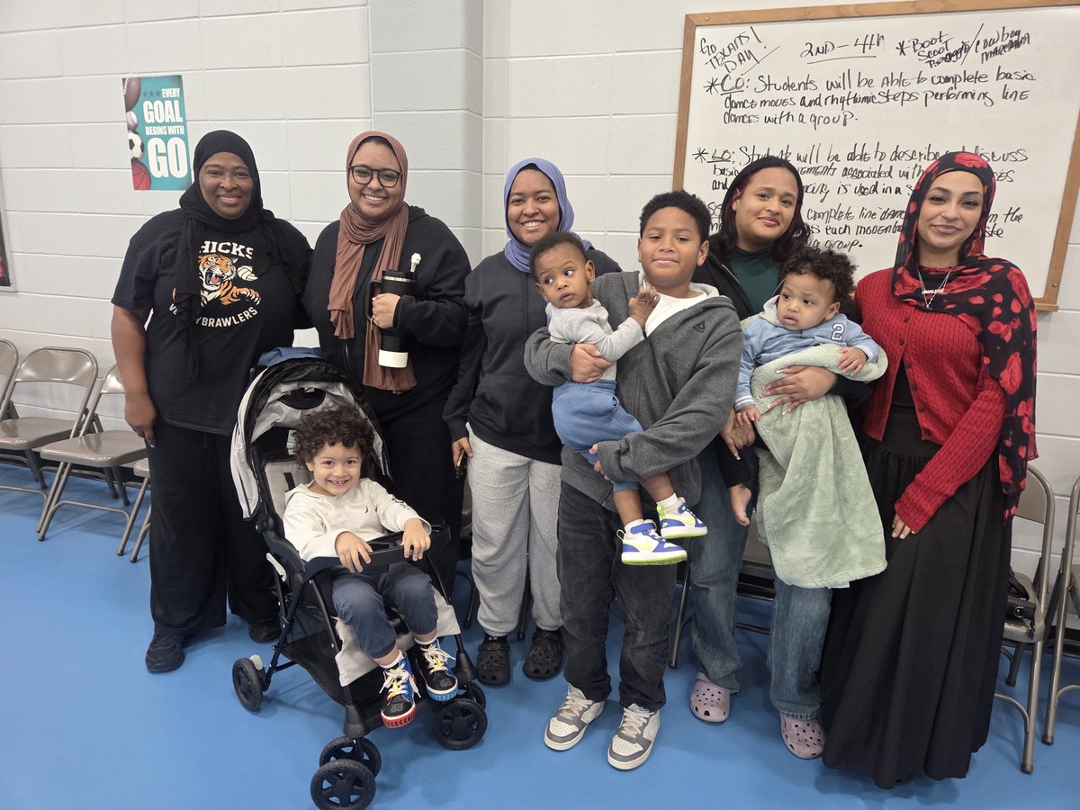 MatturroMEd's tweet image. Another great volleyball 🏐 match vs @KennedyCougs!!! #funtimes And how about these family &amp;amp; fans coming to support @HicksTigers Volleybrawlers!! #StillUndefeated 💪