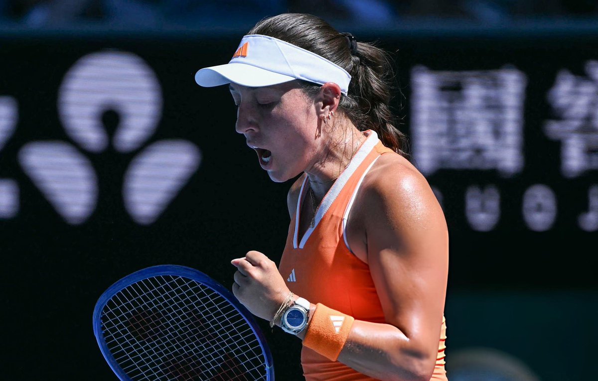 Tiempodetenis1's tweet photo. ¡QUÉ NIVEL! 🔝

✅️ 1R: 6-2 y 6-1.
✅️ 2R: 6-0 y 6-2.
✅️ 3R: 6-3 y 6-2.

Jessica Pegula está en octavos de final del Australian Open 🔥 https://t.co/Nkwae0yqAj