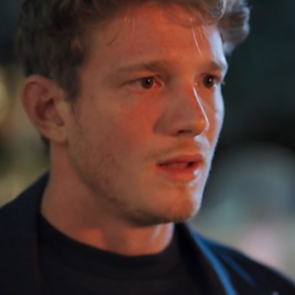 tracklist's tweet image. Léo para Vivi: “Queria te pedir desculpas por tudo que eu te disse quando a gente se conheceu. Não quero me justificar, fui um idiota. Fui um hétero top de merda. Desculpa por isso… eu te amo” 

MEU CASAL!!!! 😭❤️✨ #TrêsGraças