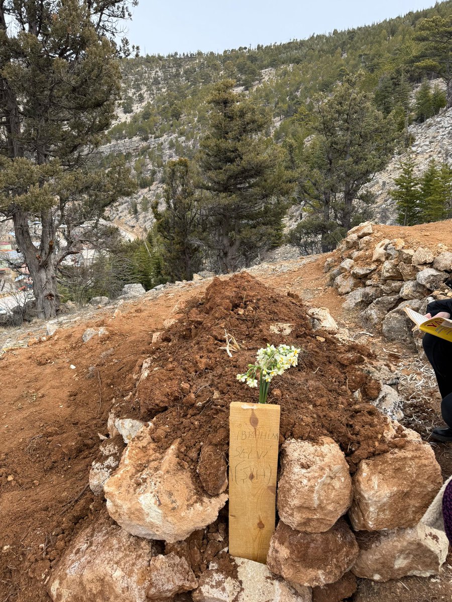 YETİM OLMAK ,KUVVETLİ BİR YANLIZLIKTIR...

EY ALLÂH 'IN HABİBİ,
YETİMLER KERVANINA KATILARAK,
SANA 1 ADIM DAHA YAKLAŞTIK.

ADIM ADIM YÜRÜDÜĞÜN BU YOLLARDA,
 BİZLER DE SENİ TAKİP EDER İKEN, ELHAMDÜLİLLÂH ŞEREF DUYMAKTAYIZ.

SENİ BİZE PEYGAMBER KILAN YÜCE ALLÂH 'A ,ŞÜKÜRLER OLSUN.