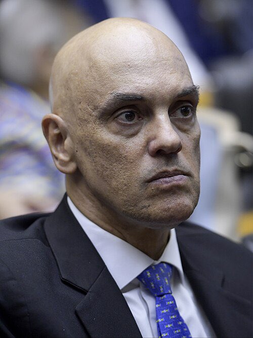 choquei's tweet image. 🚨AGORA: Alexandre de Moraes autoriza prisão caso Nikolas Ferreira e apoiadores da caminhada se aproximem da Papuda, onde
o ex-presidente Jair Bolsonaro está preso.