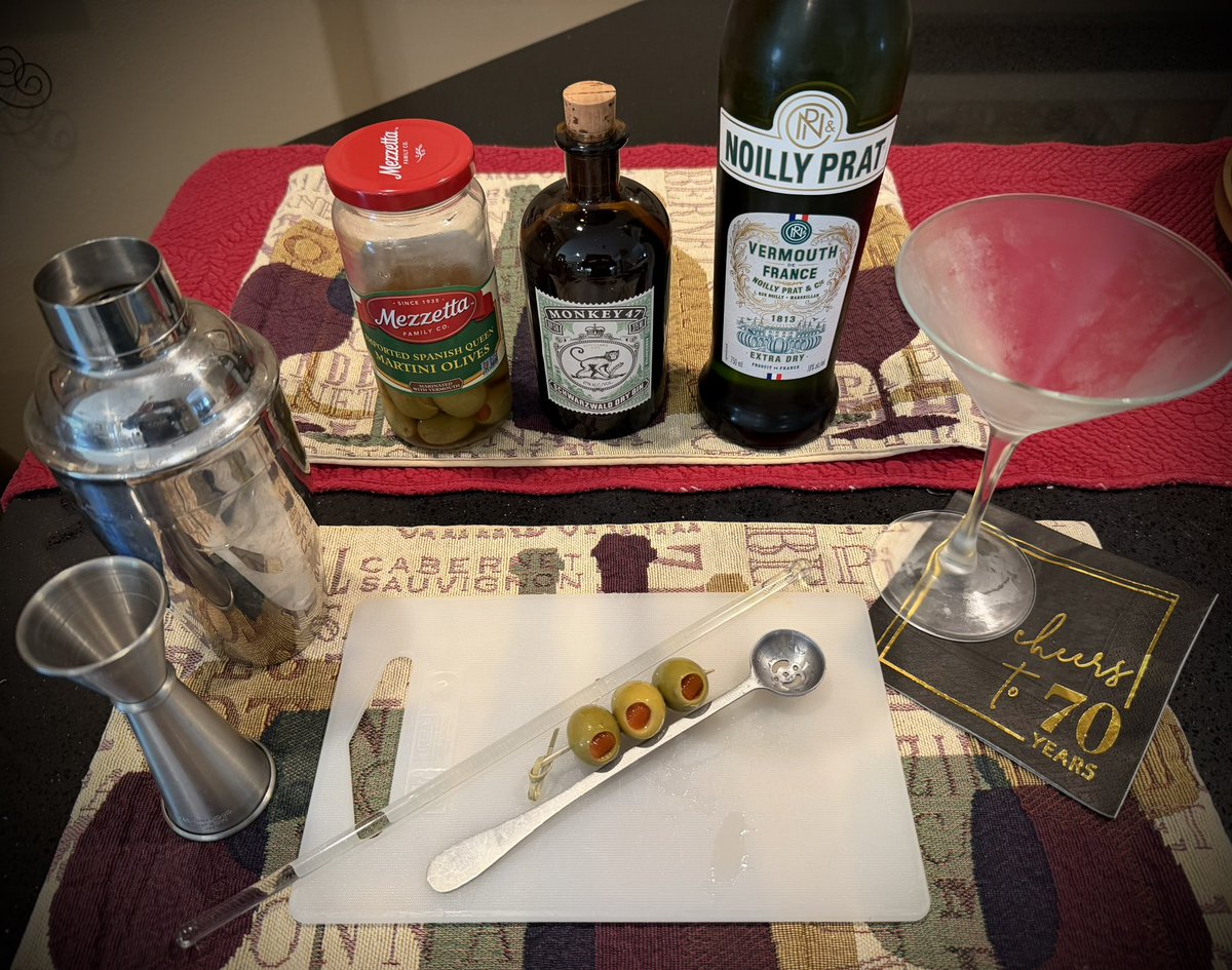 mlzema's tweet image. It’s Friday #HappyHour!🕔
#TWEETYOURDRINK 
#Gin #Martini #Stirred + 🫒🫒🫒
#Salute! #Cheers! #Sköl! #LChiam! #Santé! #Sláinte! #NaZdrowie! #OogyWawa! #Prosit! #OkoleMaluna! #Ziveli! #Serefe! #CinCin! #Kampai! #Prieka! #Evviva! #Noroc! #Gesondheid! #ZeiGazunt! #Saúde!🍸