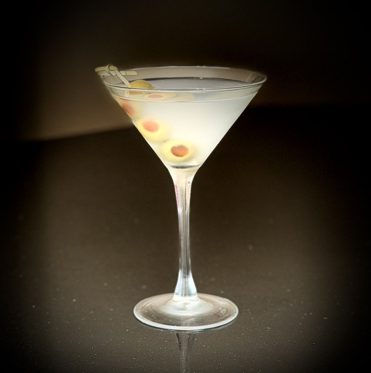 mlzema's tweet image. It’s Friday #HappyHour!🕔
#TWEETYOURDRINK 
#Gin #Martini #Stirred + 🫒🫒🫒
#Salute! #Cheers! #Sköl! #LChiam! #Santé! #Sláinte! #NaZdrowie! #OogyWawa! #Prosit! #OkoleMaluna! #Ziveli! #Serefe! #CinCin! #Kampai! #Prieka! #Evviva! #Noroc! #Gesondheid! #ZeiGazunt! #Saúde!🍸