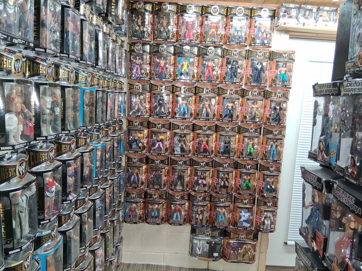 world_figure's tweet image. These Jakks Deluxe Classics are Super Cool Figures! Classics with more Articulation and this Packaging is Beautiful also. There are nowhere near as many Figures in this Line as Classic Superstars. Those that are in this Line are Very Cool Figures with alot of Detail!