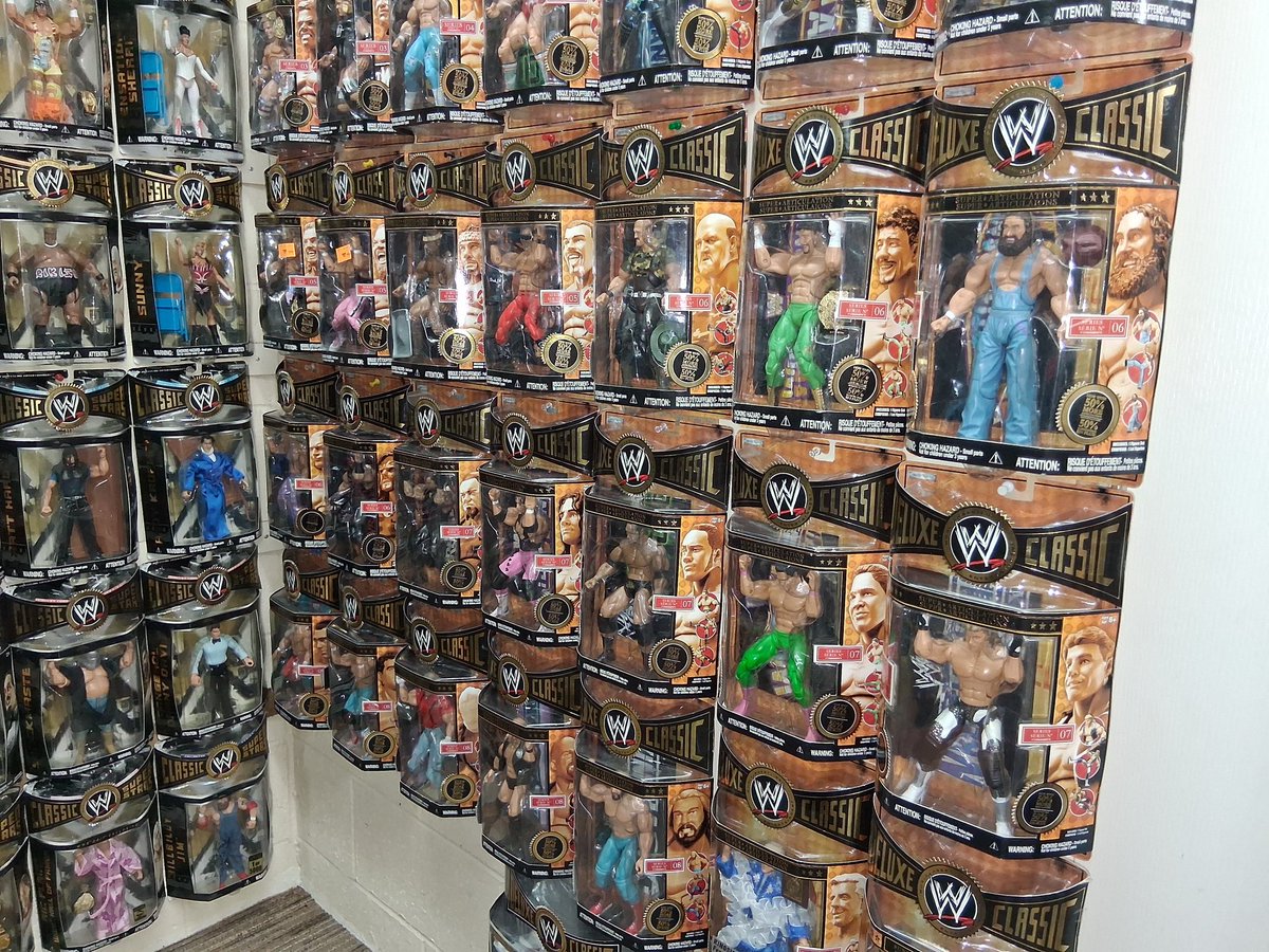world_figure's tweet image. These Jakks Deluxe Classics are Super Cool Figures! Classics with more Articulation and this Packaging is Beautiful also. There are nowhere near as many Figures in this Line as Classic Superstars. Those that are in this Line are Very Cool Figures with alot of Detail!