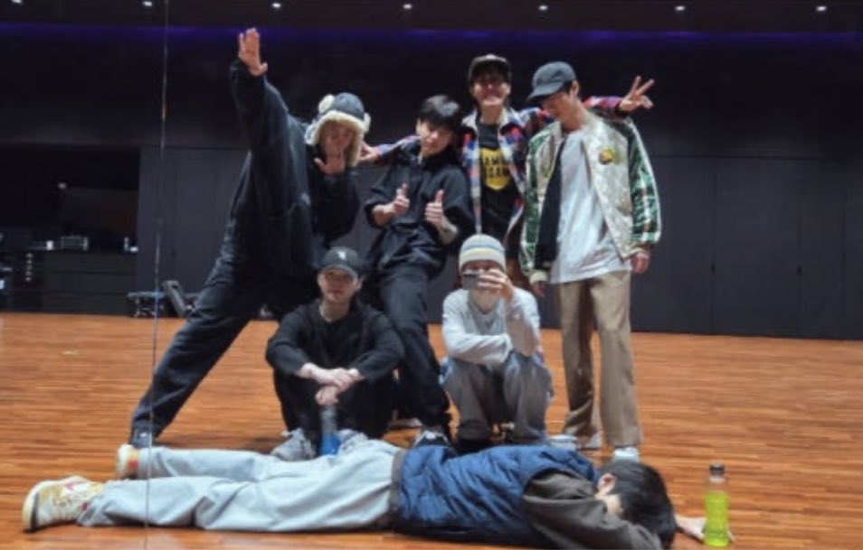 우리 슈스들이 
진짜 전세계 아미들 다 만나려나보다
회차를 계속 추가해 
한국은 앙콘도 해주겠지?
좋은데~ 좋은데
1년동안 저렇게 돌다가
지쳐 쓰러지면 어떡하나 😪
건강이 걱정이다
탄이들아 제발 건강만 챙겨다오
굶지말고 맛있는거 많이 먹고
전세계 뿌시자😃😄😍
기대기대 
후~~~~~
😍💜💜
#BTS