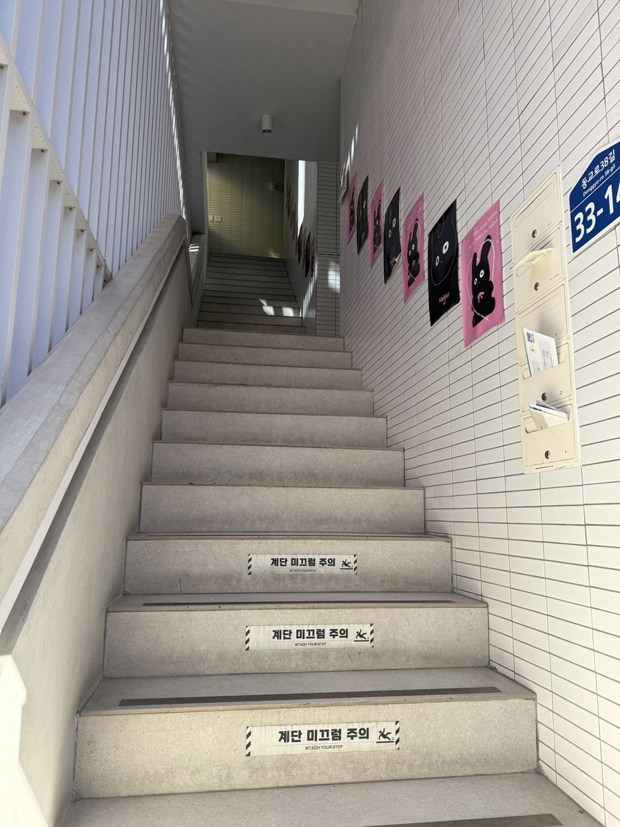 yusie0519's tweet image. At the fan signing event,I asked Arno
 how he got up there, and he said he just went up with the aid of a walking stick.🥲

💭deadly attractive desserts &amp;amp; strong upper body muscles
#arno #아르노 #张家豪