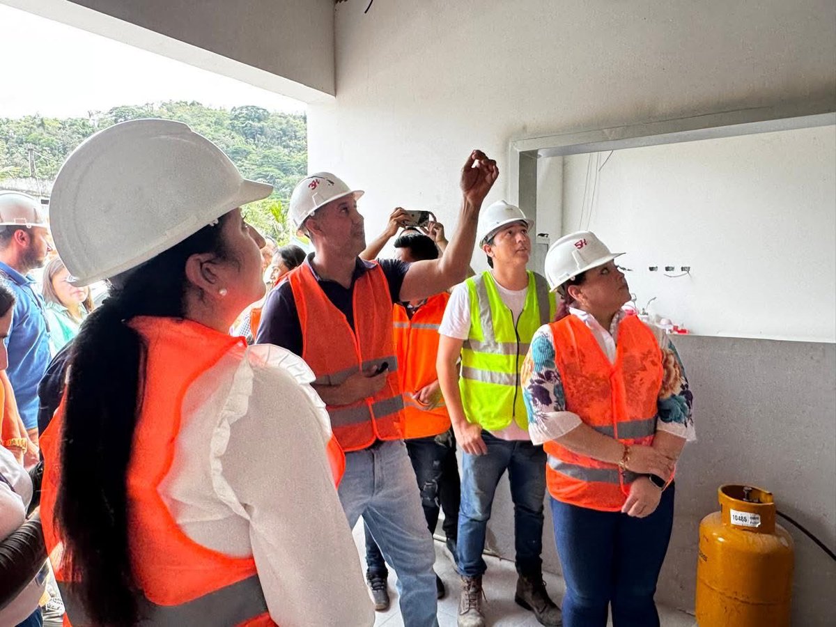 DPManabiSalud's tweet photo. Esta casa de salud contará con laboratorio, emergencia, consulta externa, sala de parto y post parto, odontología, farmacia, entre otros servicios, garantizado la atención integral de más de 10 mil beneficiarios directos y 5 mil indirectos, con una inversión de $1'616.197,95. https://t.co/Zm1nwjsCII