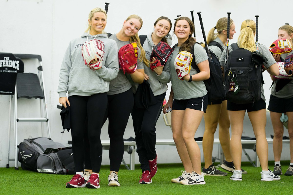 CycloneSB's tweet image. we 🫶 glove day

🌪️🥎🌪️