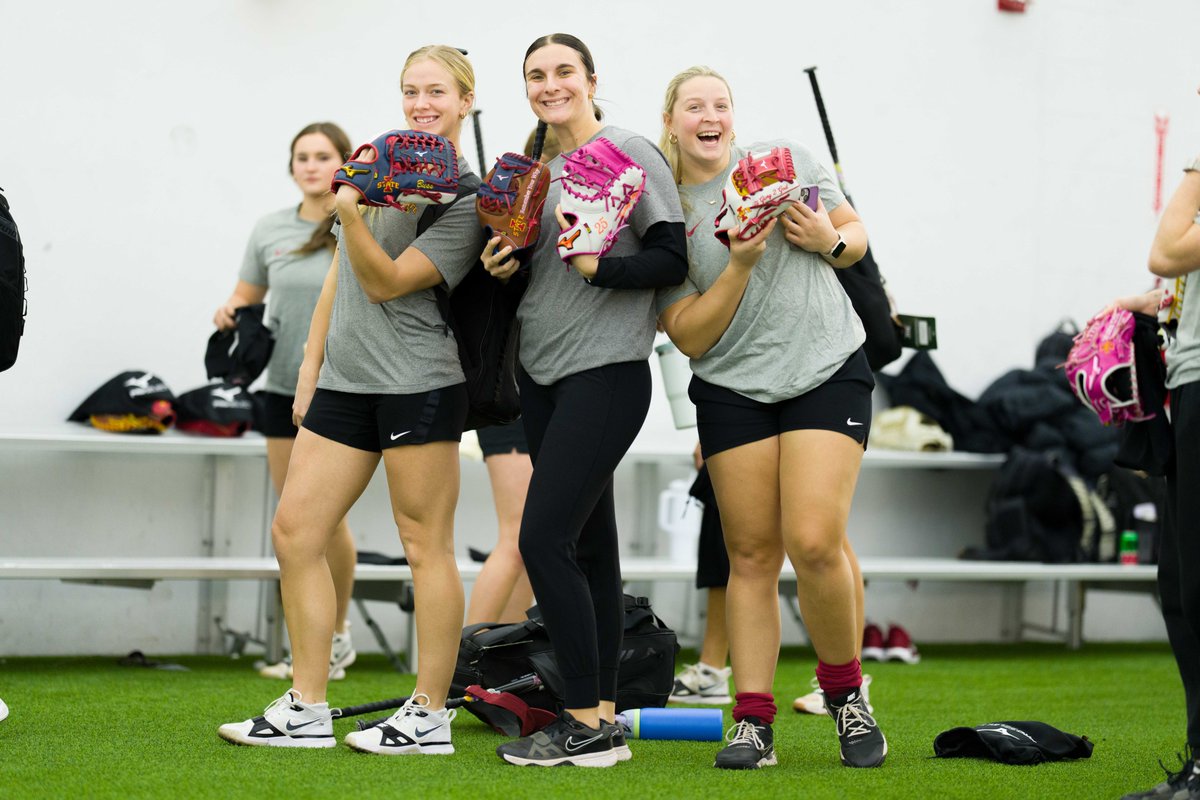 CycloneSB's tweet image. we 🫶 glove day

🌪️🥎🌪️