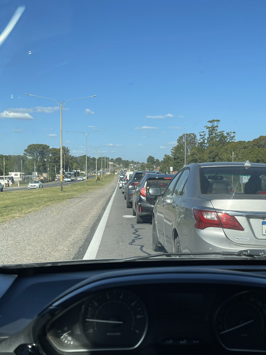 5 de la tarde y la “ruta” Interbalnearia ya está colapsada por los semáforos.  Gracias <a href="/mtopuy/">Ministerio de Transporte y Obras Públicas</a> <a href="/LuciaEtchever11/">Lucia Etcheverry</a>