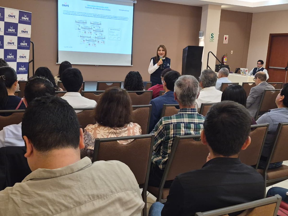 ONPE_oficial's tweet image. #ONPEenRegiones | Nuestra gestora de la #ORCChiclayo participó como expositora en el taller informativo dirigido a periodistas sobre las Elecciones Generales 2026, organizado por @IPYS.
