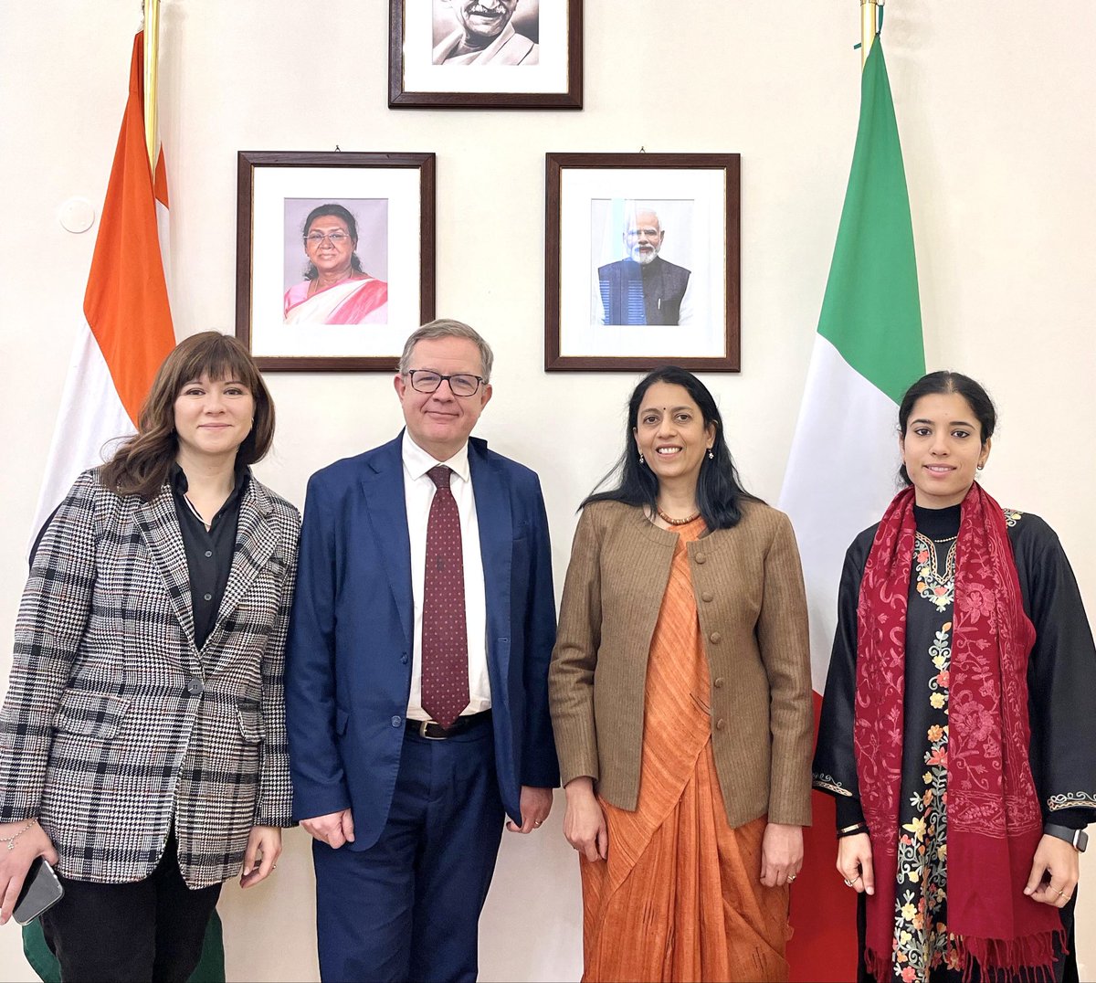 Mr. Andrea Vincenzoni, Secretary General of Società Dante Alighieri informed Ambassador Vani Rao about efforts being made to promote Italian language globally. Growing bilateral commercial ties, cultural exchanges &amp; opportunities for mobility, open new avenues for promoting