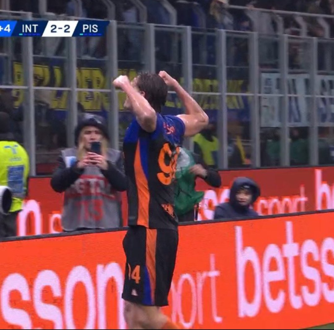 Out of Context Inter tweet media