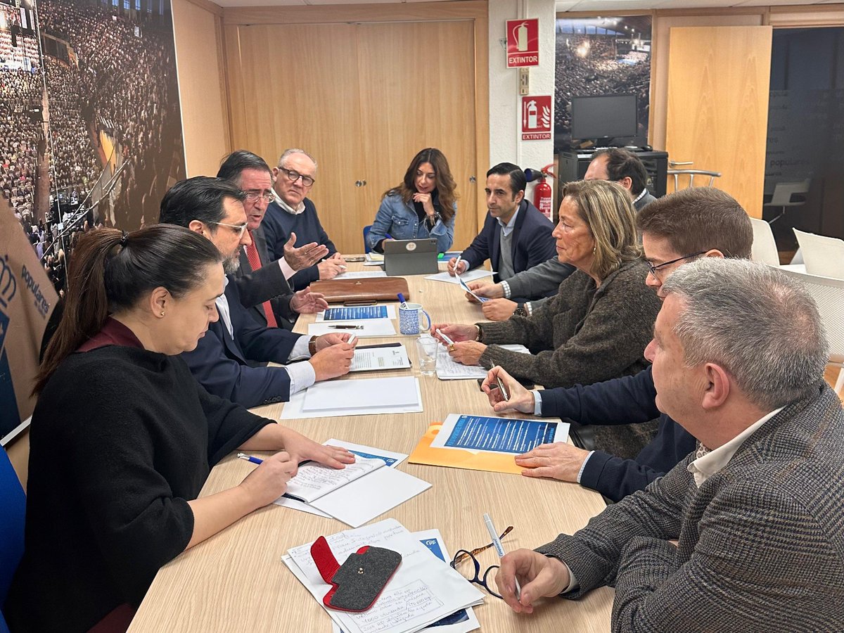 Representantes del partido popular de la provincia de A Coruña en el Congreso y en el Senado mantuvieron una reunión de trabajo para trasladar a los constructores y promotores sus medidas para abordar el actual problema de la vivienda en España

ppcoruña.es/el-pp-traslada…