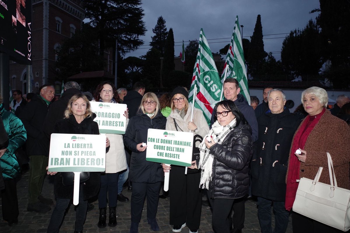 Cisl_Lazio's tweet photo. La Cisl Lazio oggi 🕊️ a Roma, davanti all’Ambasciata iraniana per il sit-in della Cisl Nazionale con la Segretaria Generale #DanielaFumarola e il Consiglio Generale Confederale. Uniti per la solidarietà #nonlasciamolisoli #freeiran #StopMassacro https://t.co/twZcfvSlaM