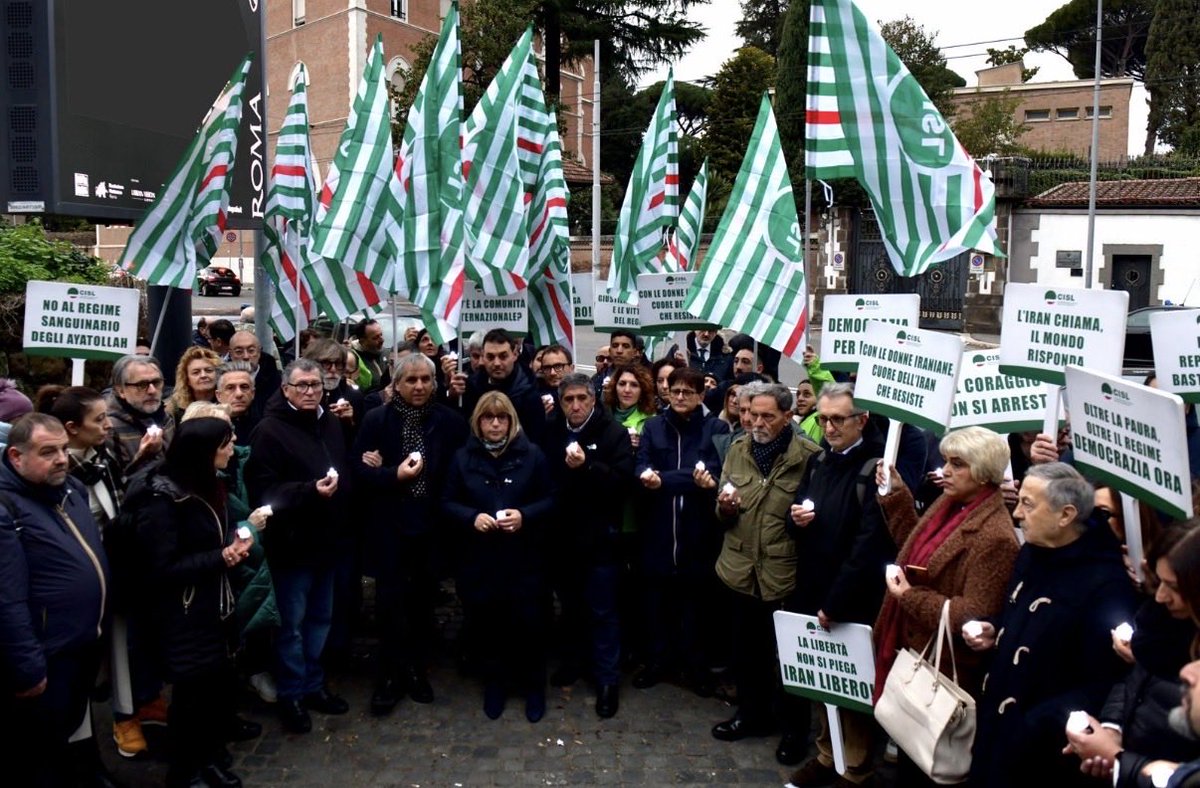 Cisl_Lazio's tweet photo. La Cisl Lazio oggi 🕊️ a Roma, davanti all’Ambasciata iraniana per il sit-in della Cisl Nazionale con la Segretaria Generale #DanielaFumarola e il Consiglio Generale Confederale. Uniti per la solidarietà #nonlasciamolisoli #freeiran #StopMassacro https://t.co/twZcfvSlaM