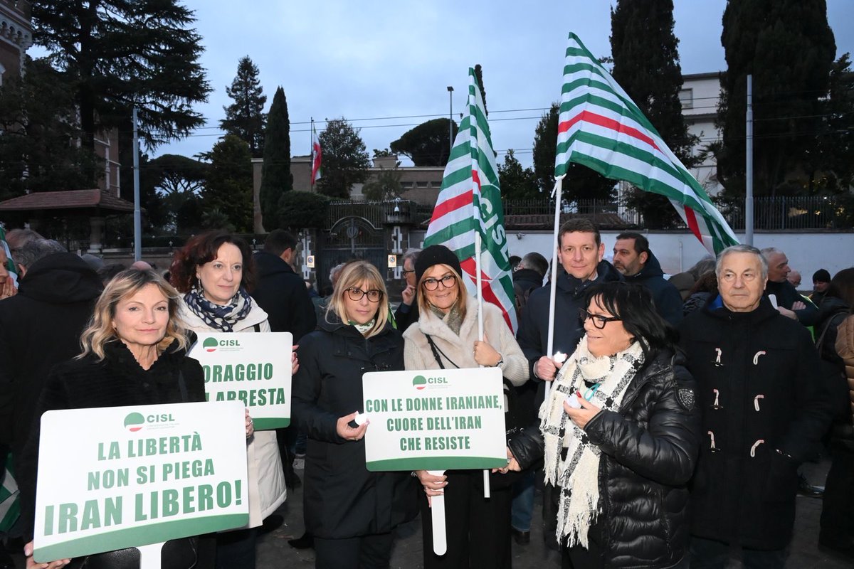 Cisl_Lazio's tweet photo. La Cisl Lazio oggi 🕊️ a Roma, davanti all’Ambasciata iraniana per il sit-in della Cisl Nazionale con la Segretaria Generale #DanielaFumarola e il Consiglio Generale Confederale. Uniti per la solidarietà #nonlasciamolisoli #freeiran #StopMassacro https://t.co/twZcfvSlaM