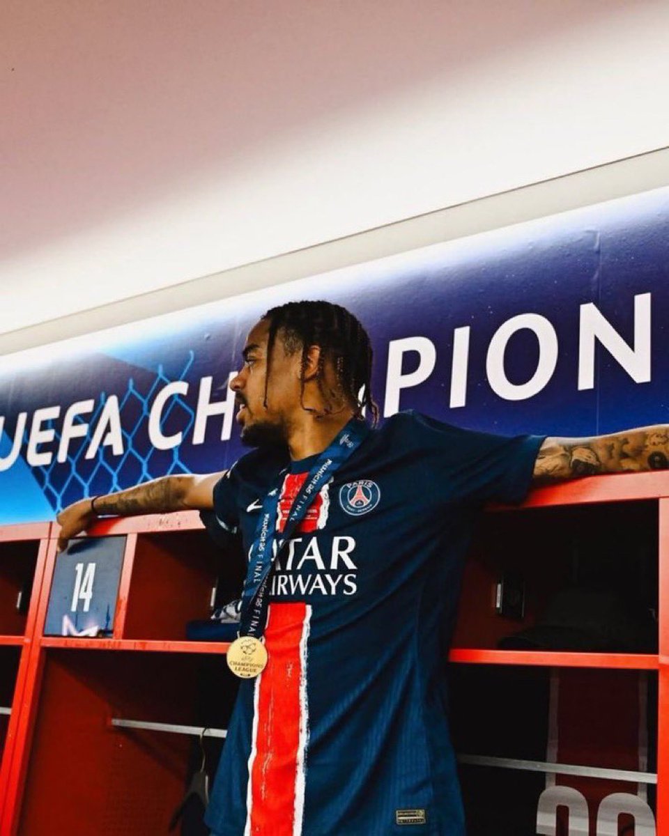 2 buts sur les 3 derniers matchs 

Continuer a le critiquer nous on avance.
#AJAPSG