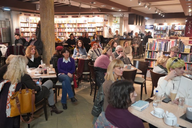 FridaSarar's tweet photo. počeću kao dragana mirković da hvalim svoju publiku, ali ovi ljudi koji mene čitaju su najbolji, najkulturniji, najmirišljaviji ljudi na svetu. u to se uverim na svakoj promociji. 
prosto i ja postanem malo bolja zbog njih.
hvala što ste došli sinoć, bilo je carski, srca ste 🩵 https://t.co/pW5mtYsiTM