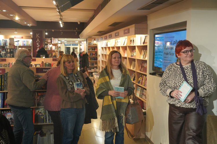 FridaSarar's tweet photo. počeću kao dragana mirković da hvalim svoju publiku, ali ovi ljudi koji mene čitaju su najbolji, najkulturniji, najmirišljaviji ljudi na svetu. u to se uverim na svakoj promociji. 
prosto i ja postanem malo bolja zbog njih.
hvala što ste došli sinoć, bilo je carski, srca ste 🩵 https://t.co/pW5mtYsiTM