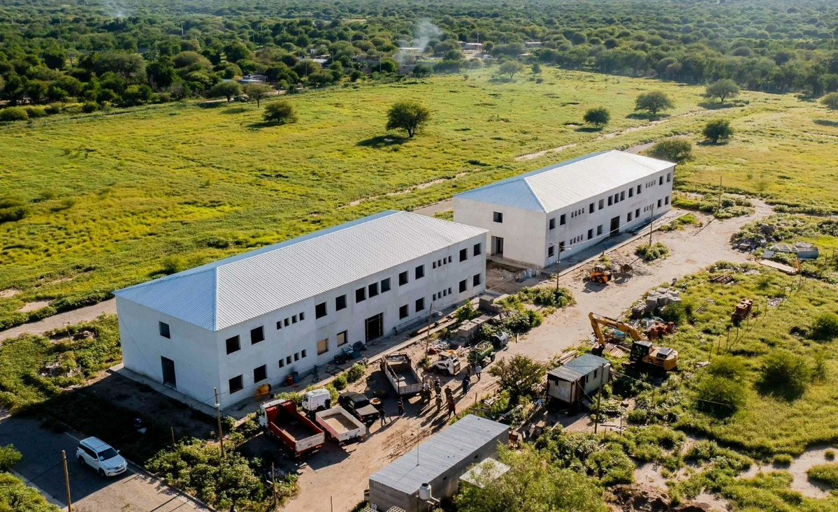 Avanzan las obras del Ejército en Catamarca 🇦🇷

El Gobierno provincial difundió imágenes del progreso en la construcción de la guarnición militar y las viviendas destinadas al personal. Estas obras permitirán que el Ejército vuelva a tener presencia permanente en la provincia.