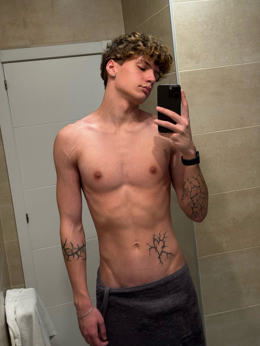 Wanna see me without the towel? Subscribe to my OnlyFans 🥵