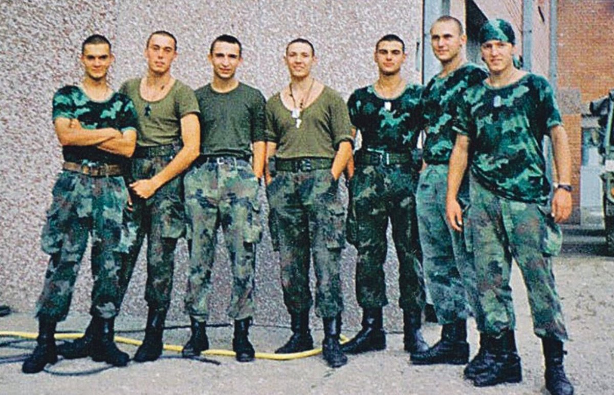 KristalMethod's tweet image. Momci sa slike svi po 19 godina na braniku otadzbine... A Milenko verovatno u helankama