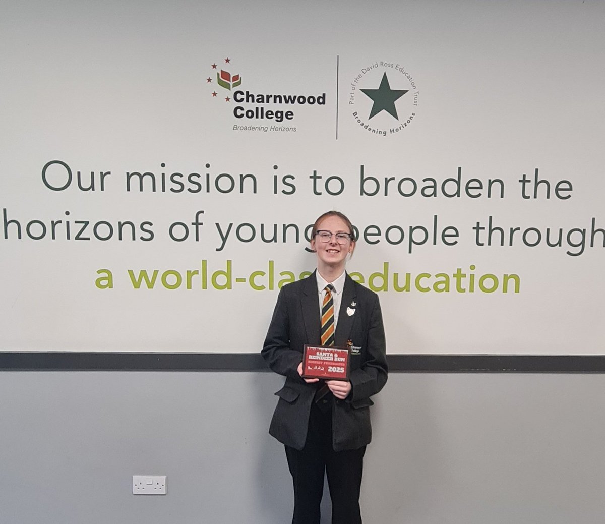 CharnwoodColl's tweet photo. A big thank you to all that raised money for our inspiration fund #broadeninghorizons  @DRETnews @DRETsport #santafunrun #topfundraiser @CharnwoodColl https://t.co/XmjdpeRk2T