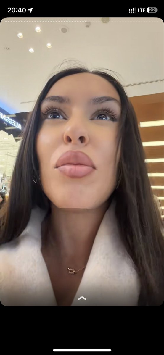 EssMya's tweet photo. @filantetoile9 elle retouche tte c photo elle se filtre à fond dsl mais le visage de quelqu’un ne change pas comme ça du jour au lendemain elle se bute au retouche ne publie plus rien en instantané même sur ces snap vidéo elle mets un flirte autre que snap c’est que du fake #yousralkh https://t.co/uQLEMnMwbe