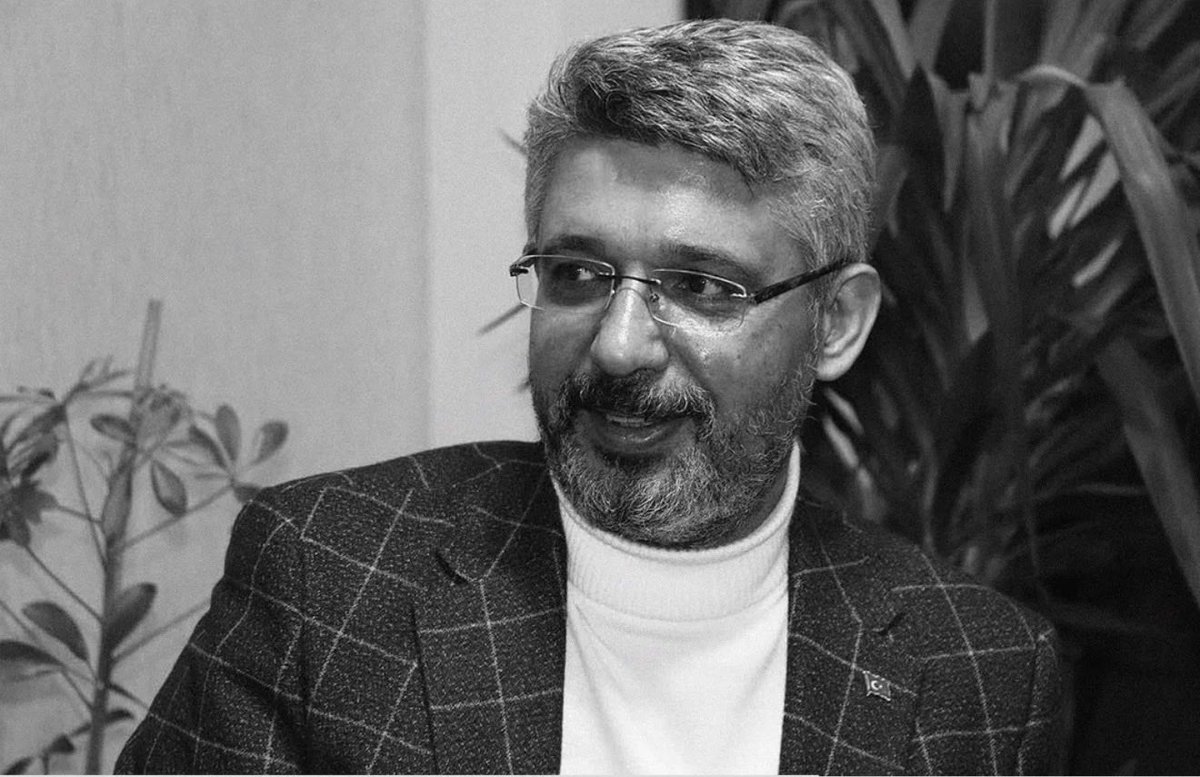 mustafaakis's tweet photo. Güzel adamdı. 

Ege’nin tüm samimiyetini ve güzelliğini üstünde taşıyordu. 

Güleryüzüyle ve şivesiyle istisnasız hepimize sevdirdi kendini. 

İtiraz ederken bile “sadıç şimdi o öyle değil bak” diye güzel güzel anlatırdı.

Uşak Milletvekilimiz, Arkadaşımız Mehmet Altay’ın mekanı cennet olsun. Rabbim ailesine ve sevdiklerine sabırlar versin.
