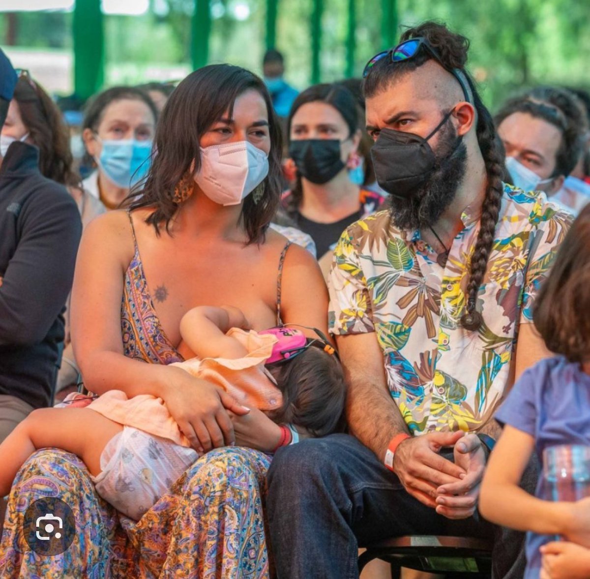 KastEmperador's tweet image. Reclaman por el Gabinete y se olvidan que tuvieron está wevá con la teta al.aire en un acto oficial,el cuma.de su lado es su "compañero".
Hasta mal olor tiene la imagen
#IzquierdaMiserable 
#hayquesercaraderaja
#wevonesordinarios