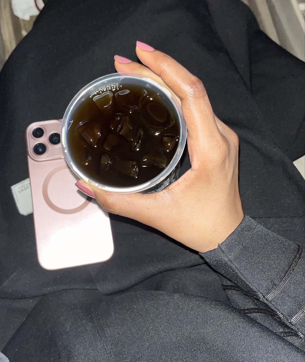 «وكُنت أَغسل كآبتي الكبيرة في كوب القهوة الصّغير .. »