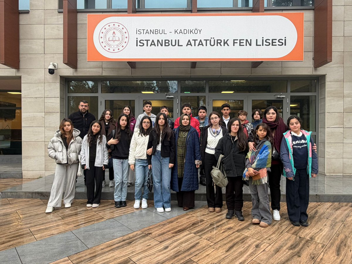 vanbilkoleji's tweet photo. Bu anlamlı gezide öğrencilerimizde güzel izler bırakan Galatasaray Lisesi, Kabataş Erkek Anadolu Lisesi, Cağaloğlu Anadolu Lisesi, Kadıköy Atatürk Fen Lisesi ve Kadıköy Anadolu Lisesi idareci ve öğretmenlerine; misafirperverlikleri ve içten yaklaşımları için teşekkür ederiz. https://t.co/URAIUU2FNA