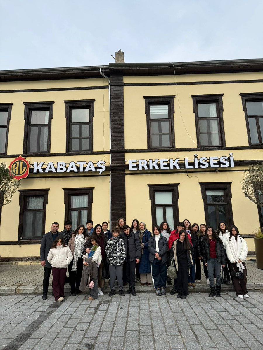 vanbilkoleji's tweet photo. Bu anlamlı gezide öğrencilerimizde güzel izler bırakan Galatasaray Lisesi, Kabataş Erkek Anadolu Lisesi, Cağaloğlu Anadolu Lisesi, Kadıköy Atatürk Fen Lisesi ve Kadıköy Anadolu Lisesi idareci ve öğretmenlerine; misafirperverlikleri ve içten yaklaşımları için teşekkür ederiz. https://t.co/URAIUU2FNA