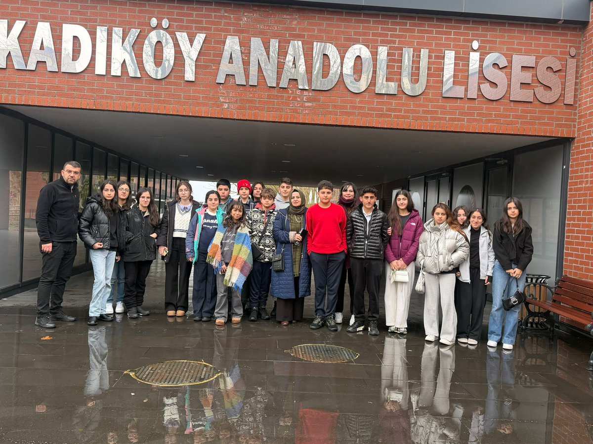 vanbilkoleji's tweet photo. Bu anlamlı gezide öğrencilerimizde güzel izler bırakan Galatasaray Lisesi, Kabataş Erkek Anadolu Lisesi, Cağaloğlu Anadolu Lisesi, Kadıköy Atatürk Fen Lisesi ve Kadıköy Anadolu Lisesi idareci ve öğretmenlerine; misafirperverlikleri ve içten yaklaşımları için teşekkür ederiz. https://t.co/URAIUU2FNA