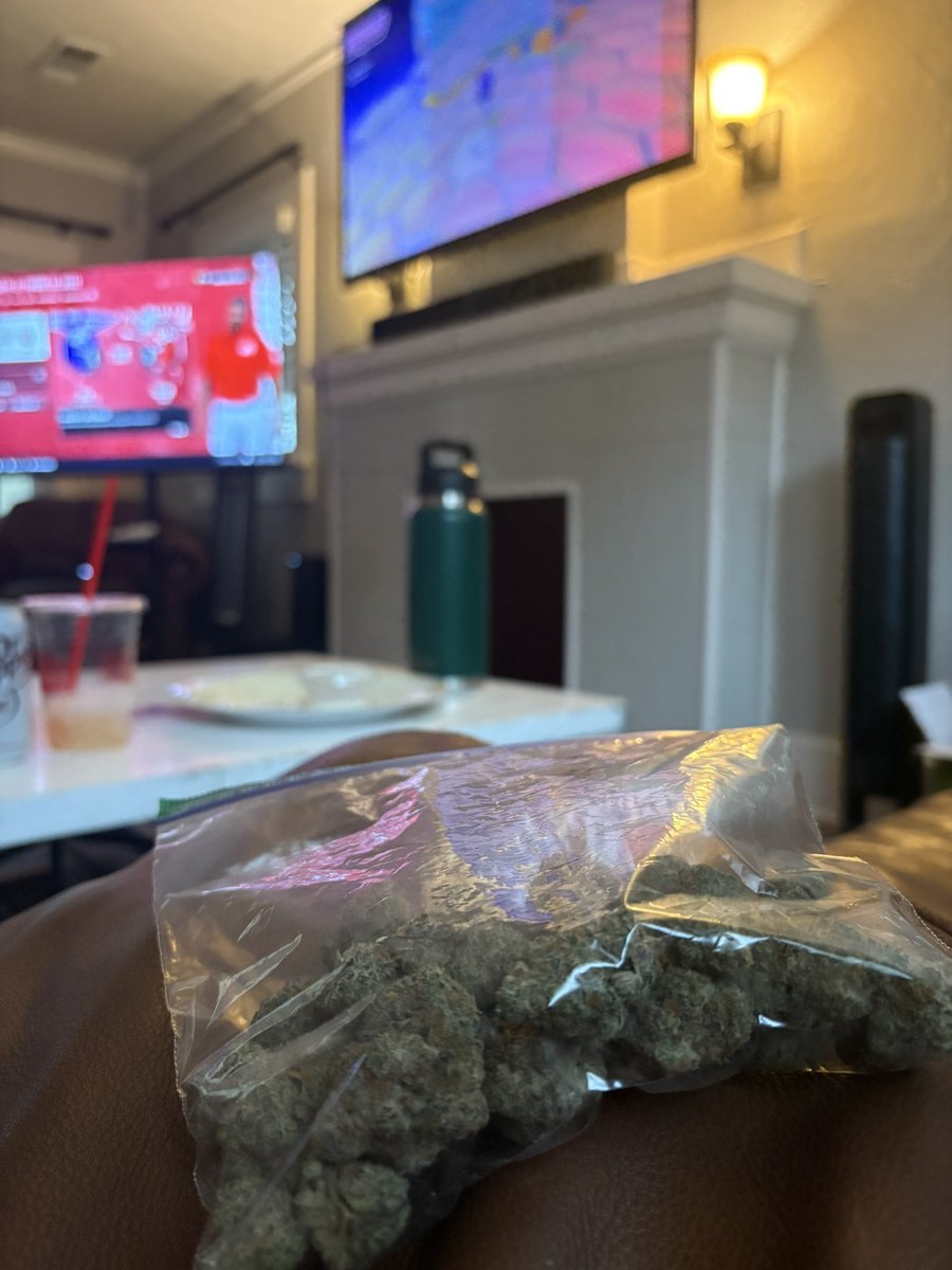 KeonEllisBurner's tweet image. Had to get the essentials before snowed in