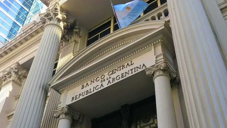 #Economía 💵 TRAIGAN DÓLARES

🏦 El Banco Central aflojó el cepo corporativo y se apoya en la deuda privada para sumar reservas

🔗 letrap.com.ar/c5421486
✍️ <a href="/LorenaHak/">Lorena Hak</a>