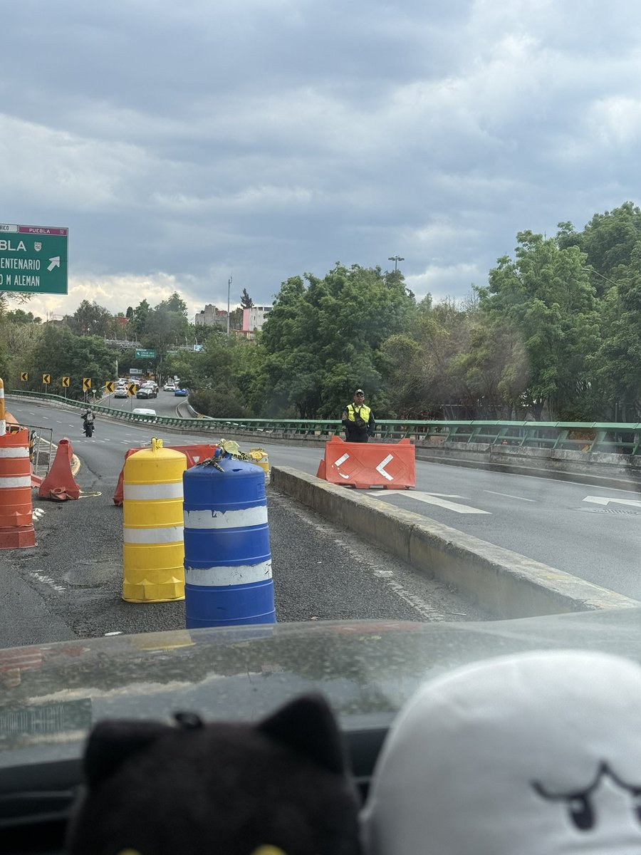 HolaHc's tweet photo. Cerrando entrada a viaducto nuevamente https://t.co/tju7krTc78