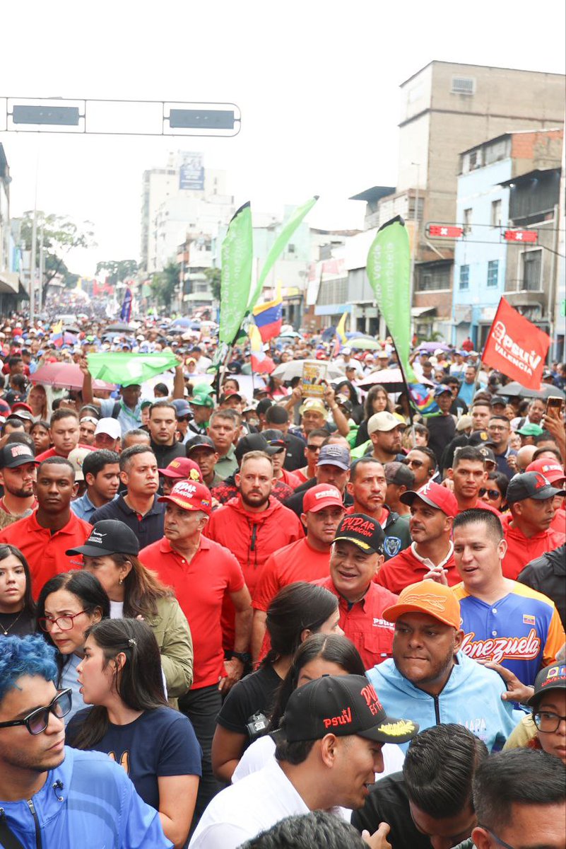 PartidoPSUV's tweet image. Pueblo de Venezuela se moviliza para exigir la liberación y retorno del presidente Nicolás Maduro y la primera dama, Cilia Flores.

Ambas marchas, partieron desde Bellas Artes y el Parque Alí Primera, respectivamente.

#LosQueremosDeVuelta