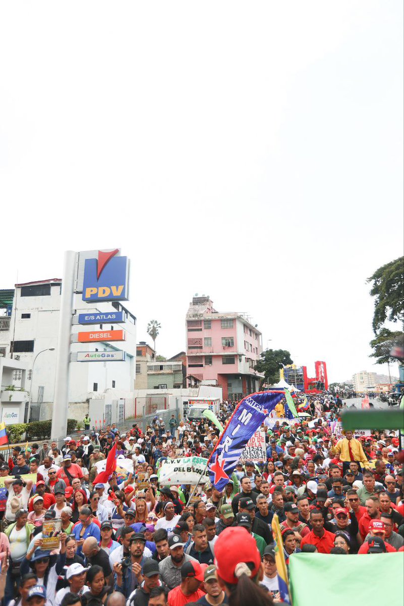 PartidoPSUV's tweet image. Pueblo de Venezuela se moviliza para exigir la liberación y retorno del presidente Nicolás Maduro y la primera dama, Cilia Flores.

Ambas marchas, partieron desde Bellas Artes y el Parque Alí Primera, respectivamente.

#LosQueremosDeVuelta
