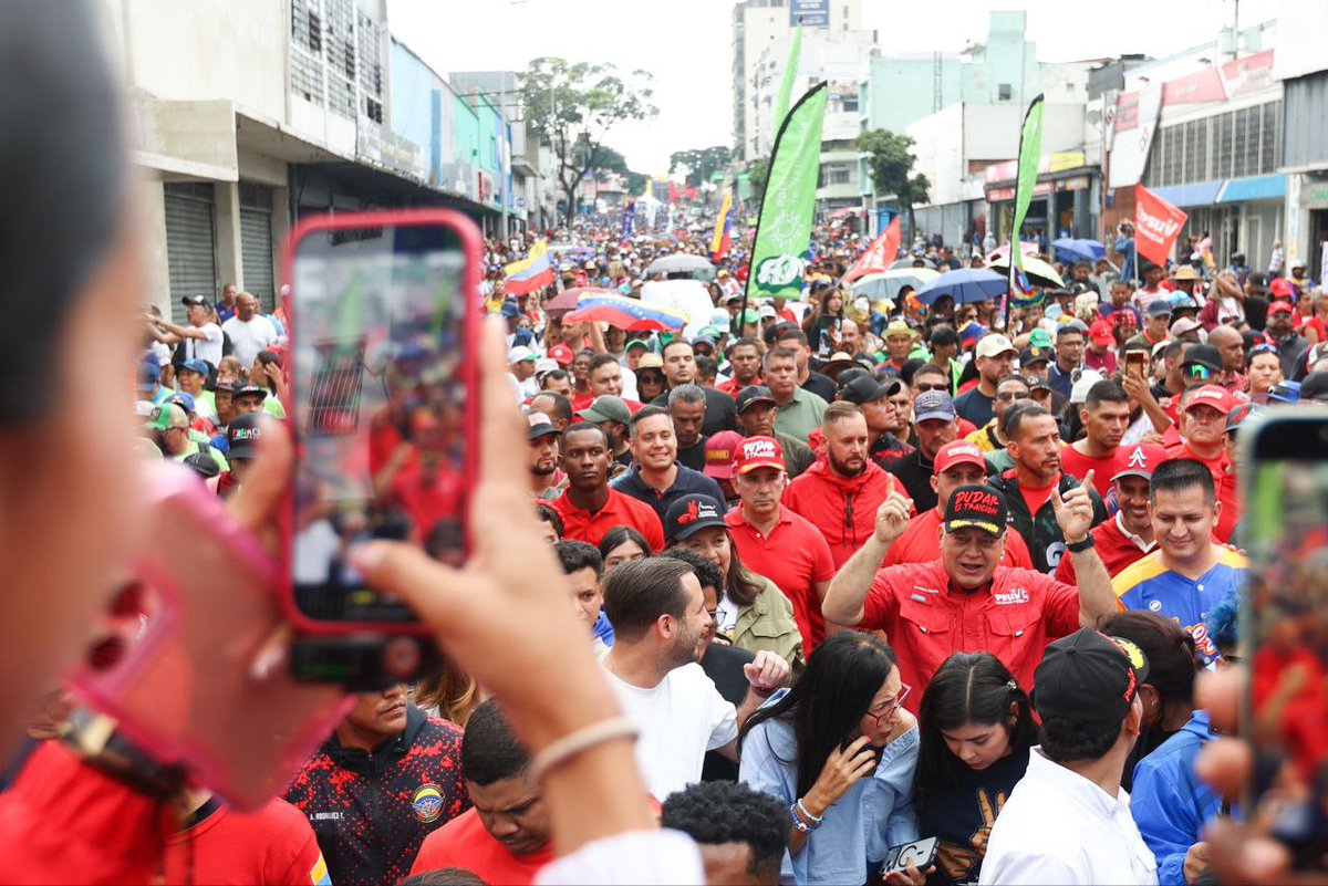 PartidoPSUV's tweet image. Pueblo de Venezuela se moviliza para exigir la liberación y retorno del presidente Nicolás Maduro y la primera dama, Cilia Flores.

Ambas marchas, partieron desde Bellas Artes y el Parque Alí Primera, respectivamente.

#LosQueremosDeVuelta