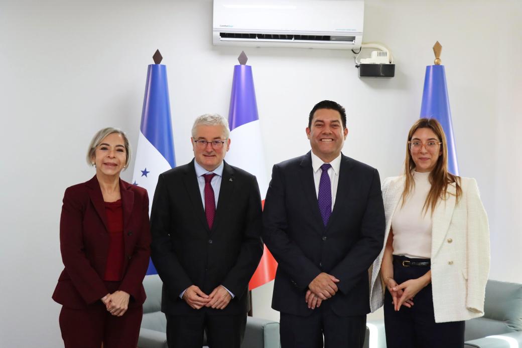 juandiegozelaya's tweet photo. Hoy sostuve una reunión muy productiva con el Embajador de Francia, Cédric Prieto, para estrechar lazos de cooperación que conviertan a Tegucigalpa en una capital moderna y de proyección internacional. 

Junto al Embajador Prieto, trazamos una ruta estratégica enfocada en el rescate de espacios públicos, el fortalecimiento de nuestra cultura y temas vitales como el saneamiento de agua y la protección del medio ambiente. 

Mi compromiso es firme: seguiremos construyendo alianzas globales para atraer soluciones reales que mejoren la calidad de vida de los capitalinos del Distrito Central.