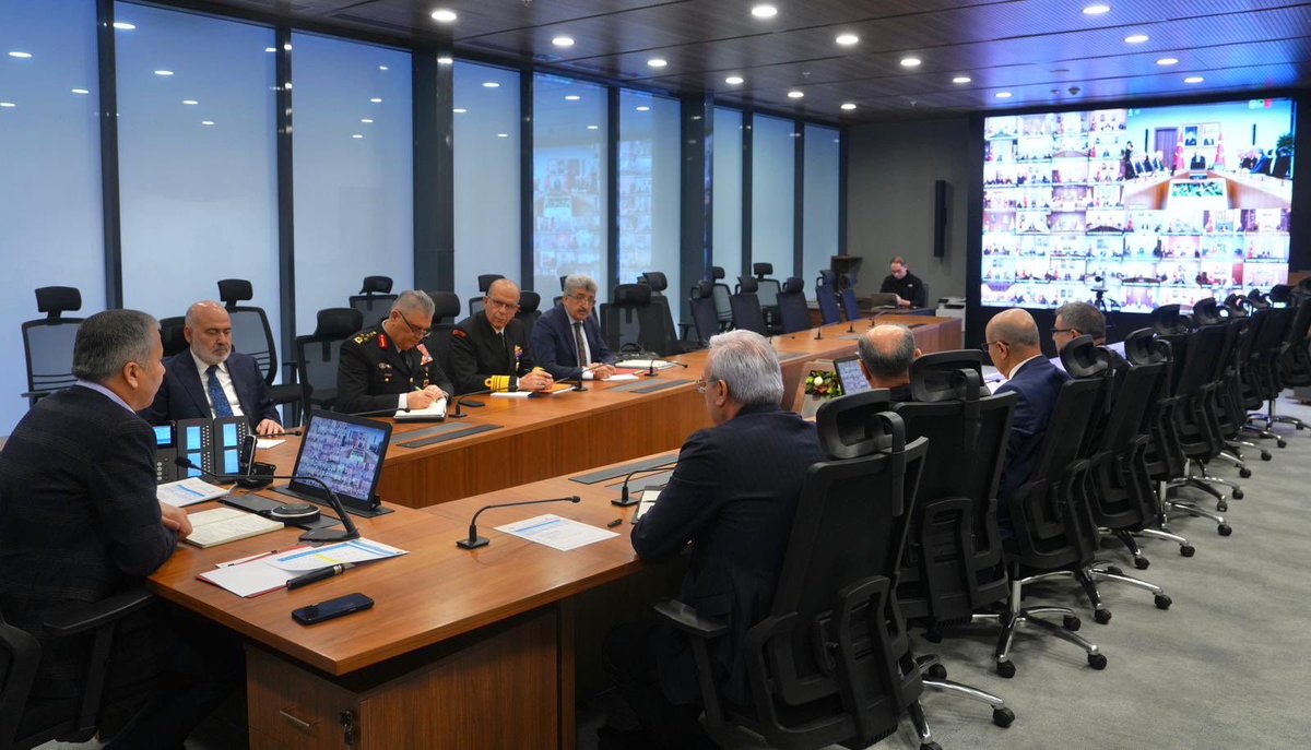 İçişleri Bakanımız Sayın Ali Yerlikaya’nın başkanlığında, 81 il valimizin katılımıyla Video Konferans Sistemi (VKS) üzerinden toplantımızı gerçekleştirdik. 

Toplantıda; güvenlik ve asayiş ile valiliklerimiz tarafından yürütülen çalışmalar ele alındı.

#TürkiyeninHuzuru🇹🇷