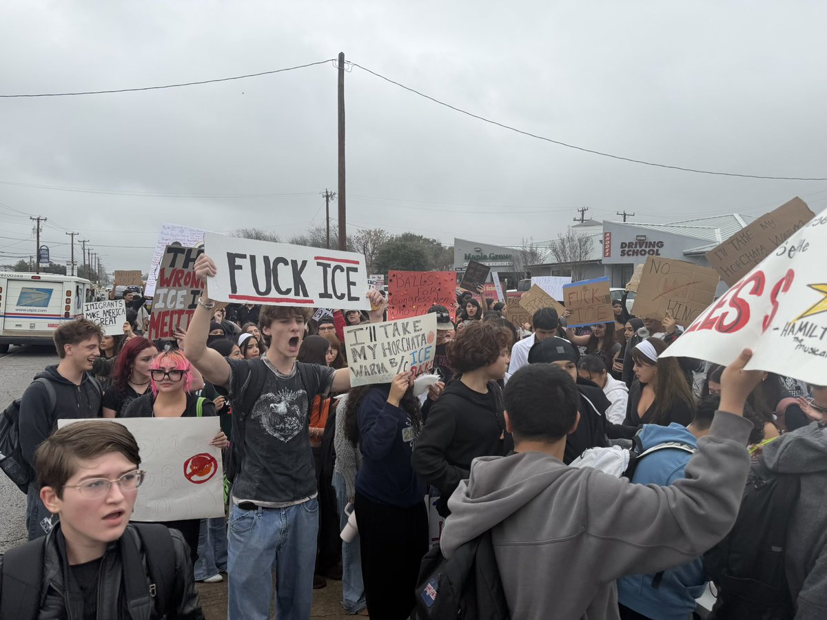MichaelKarlis's tweet image. HAPPENING NOW: Hundreds of students at San Antonio’s Marshall HS walkout in solidarity with the folks in Minneapolis. 

This is one of at least three local school walkouts happening today in SA.