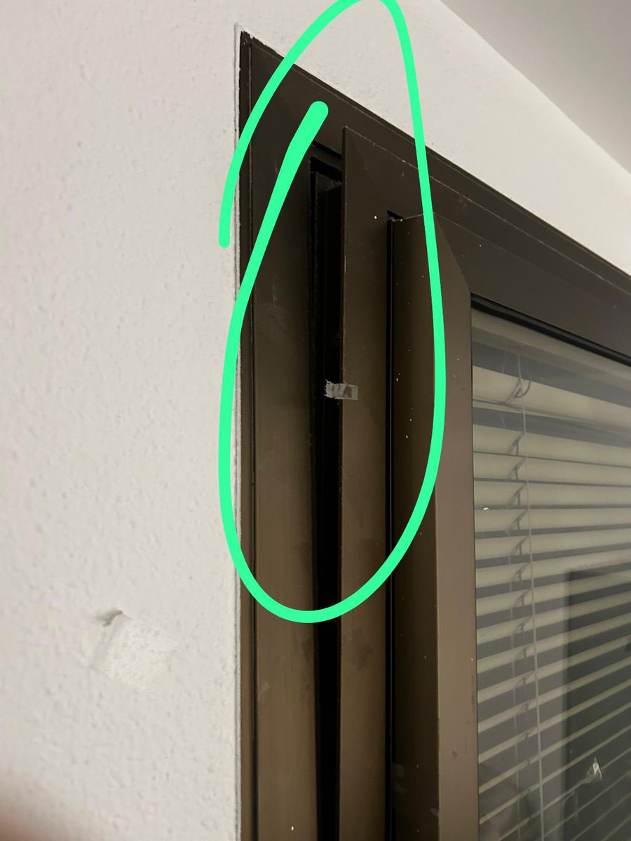 Precintando ( las familias ) las ventanas deformadas de la habitación del Hospital <a href="/GVADrPeset/">DS Doctor Peset</a>  para evitar que entre el frío, y aún así , te hielas…Que pena y que vergüenza …