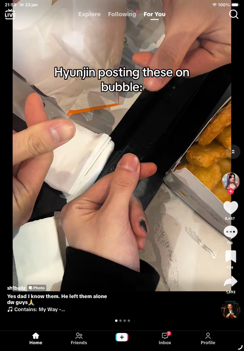 bbokarismom_'s tweet image. No way we got a second POV of hyunjin bubble message