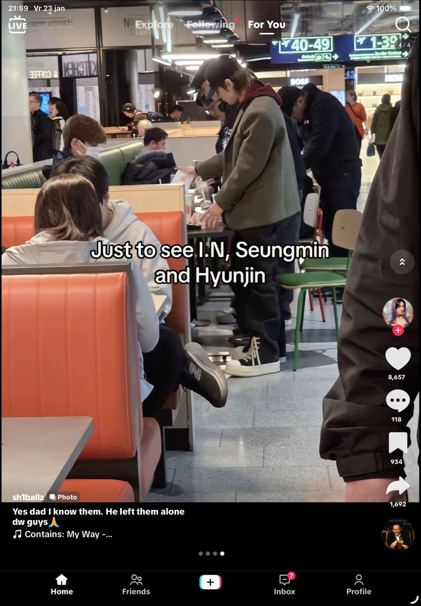 bbokarismom_'s tweet image. No way we got a second POV of hyunjin bubble message