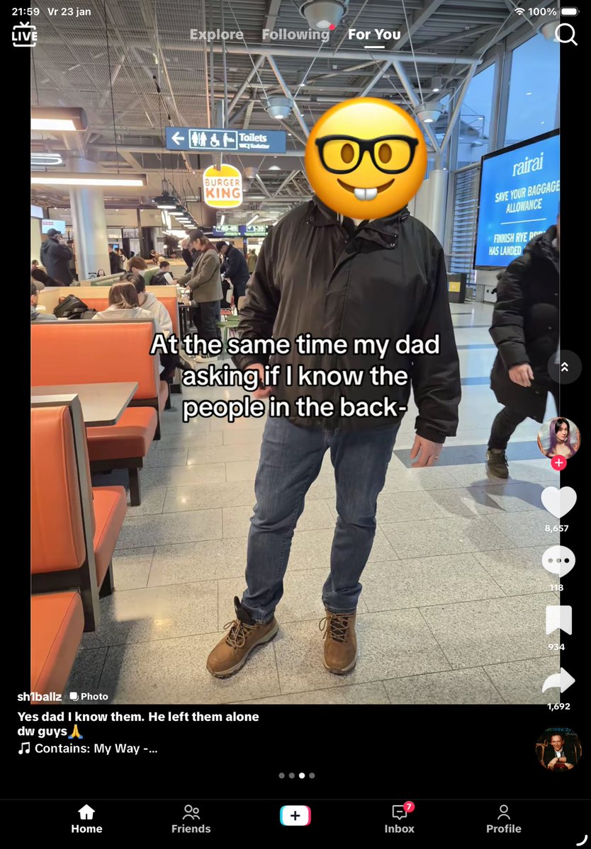 bbokarismom_'s tweet image. No way we got a second POV of hyunjin bubble message